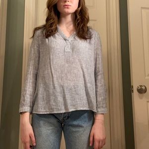 Long sleeved v-necked shirt